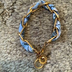 A chain bracelet gold and blue
